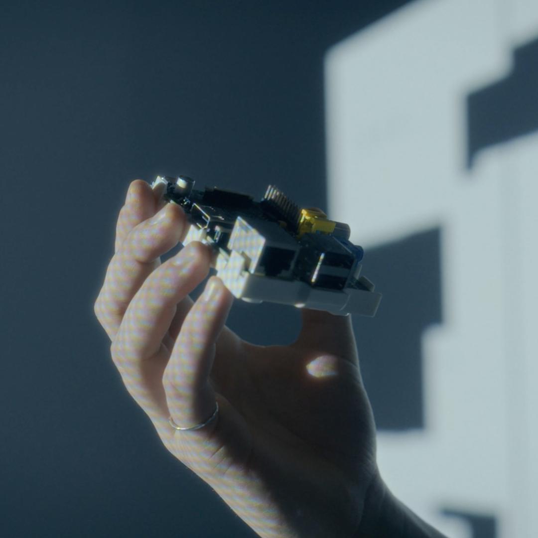 Technik-Objekt in einer Hand