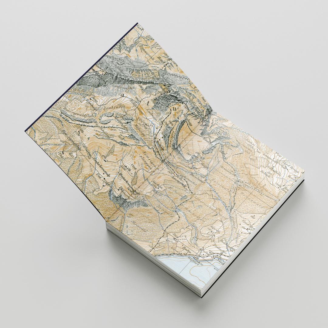 Notizbuch mit Kartenausschnitt und Höhenlinien