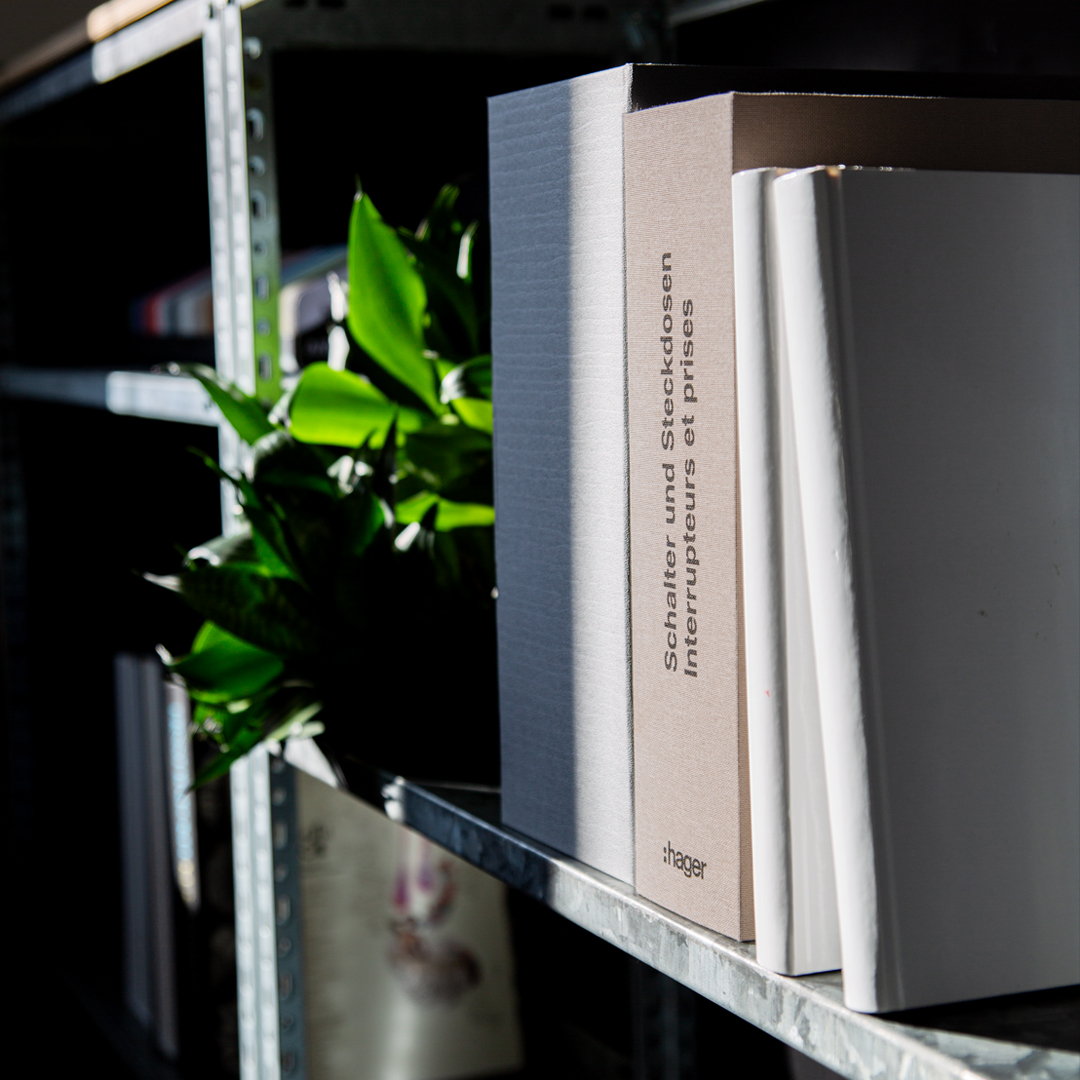 Mustermappe im Regal